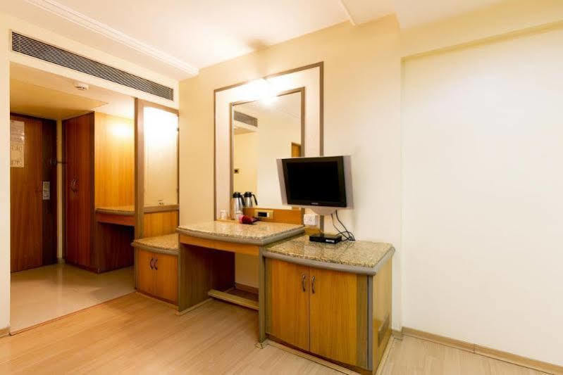 Hotel Gandharva Shivajinagar Пюн Екстериор снимка
