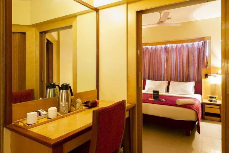 Hotel Gandharva Shivajinagar Пюн Екстериор снимка